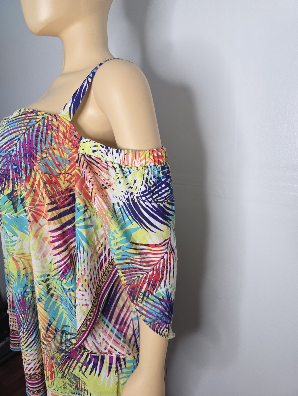 BOLD elements Multicolor Tropical Cold-Shoulder Top Size US/XL - Picture 4 of 14